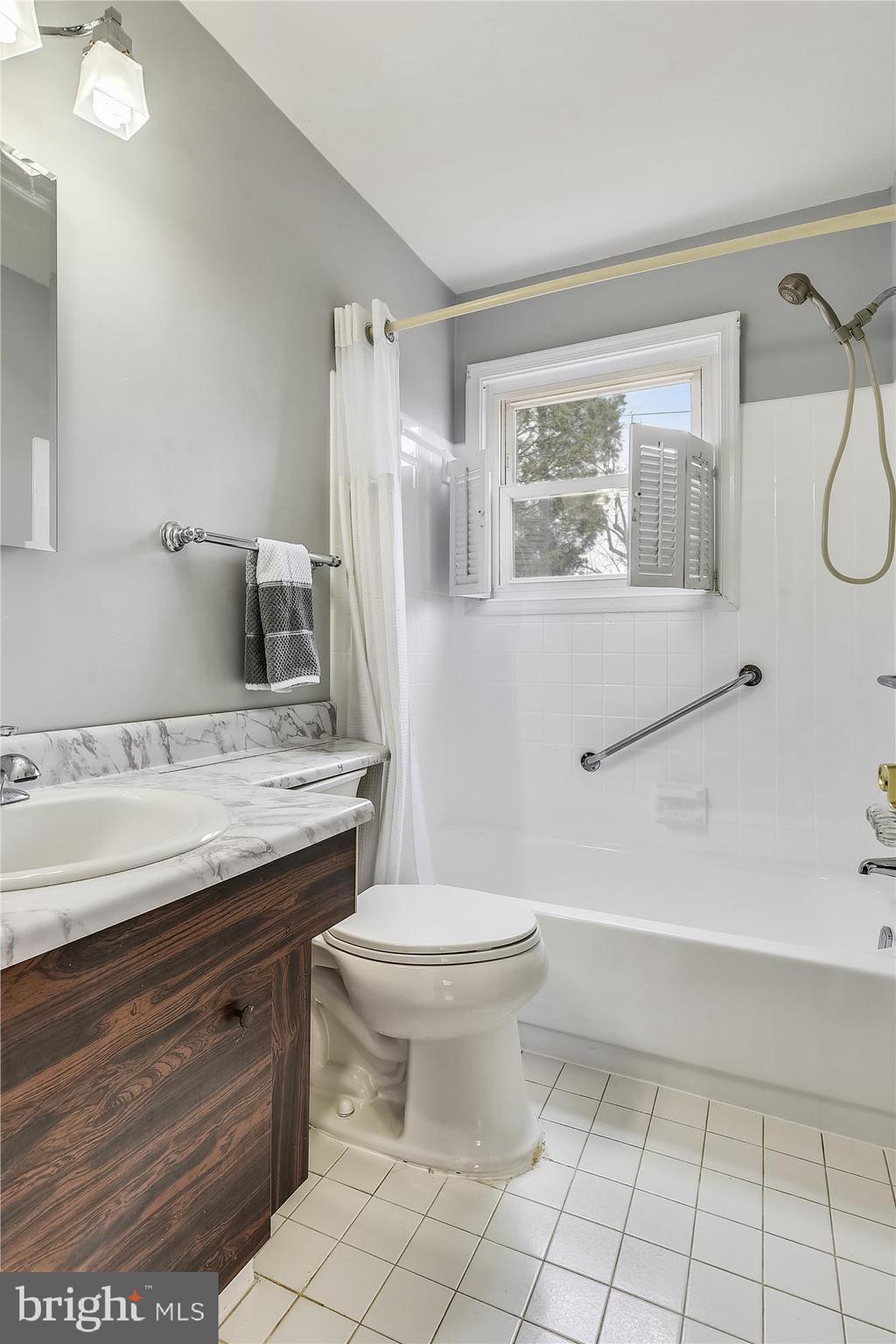 8546 Stonewall Road Manassas, VA 20110 - Photo 26 of 32 Upper Level Bathroom