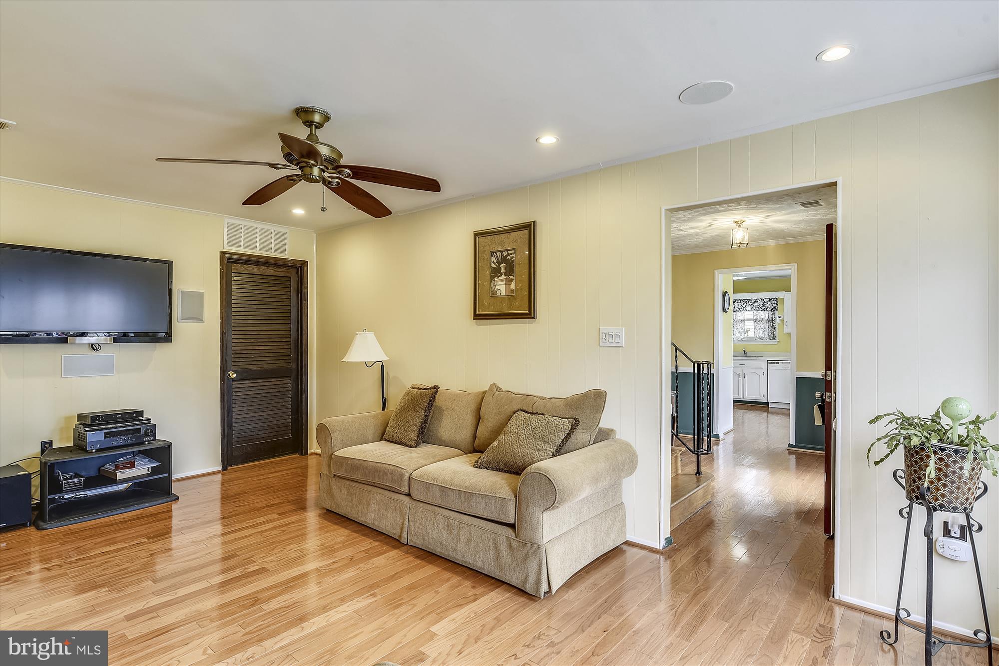 8546 Stonewall Road Manassas, VA 20110 - Photo 4 of 32 Living Room - Perfect for Relaxing!