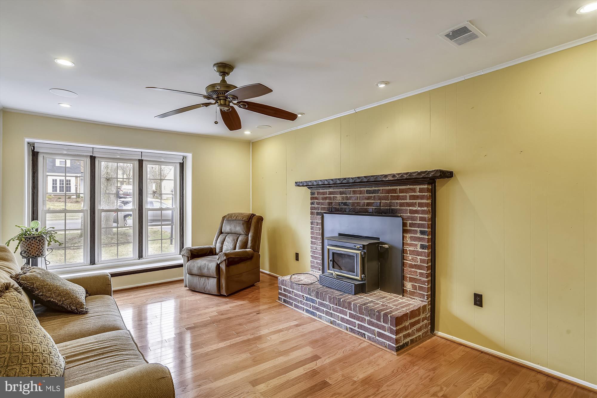 8546 Stonewall Road Manassas, VA 20110 - Photo 5 of 32 Living Room w/ Fireplace!