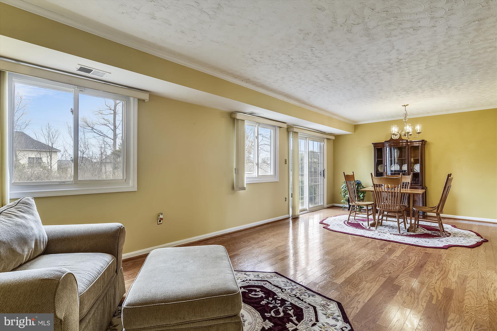 8546 Stonewall Road Manassas, VA 20110 - Photo 10 of 32 Bright Windows let in lots of light!