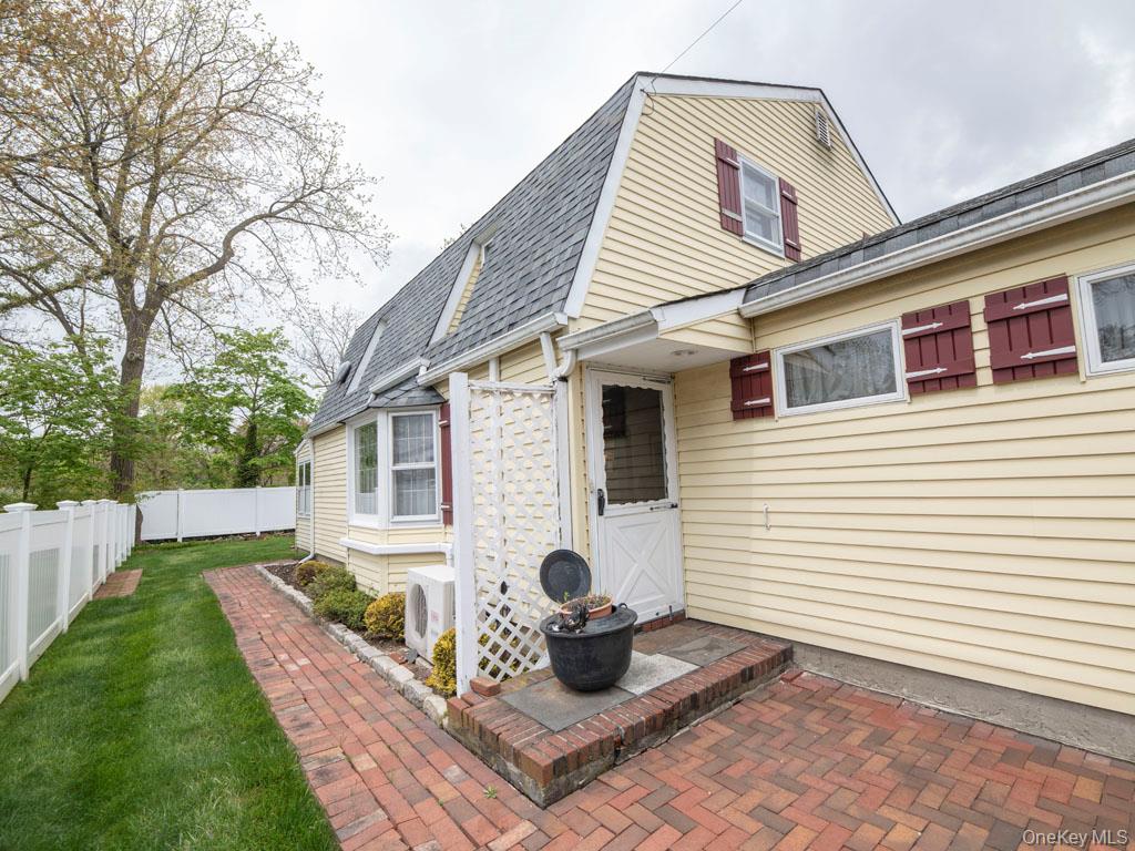 2080 Seamans Neck Road Seaford, NY 11783 - Photo 5 of 31