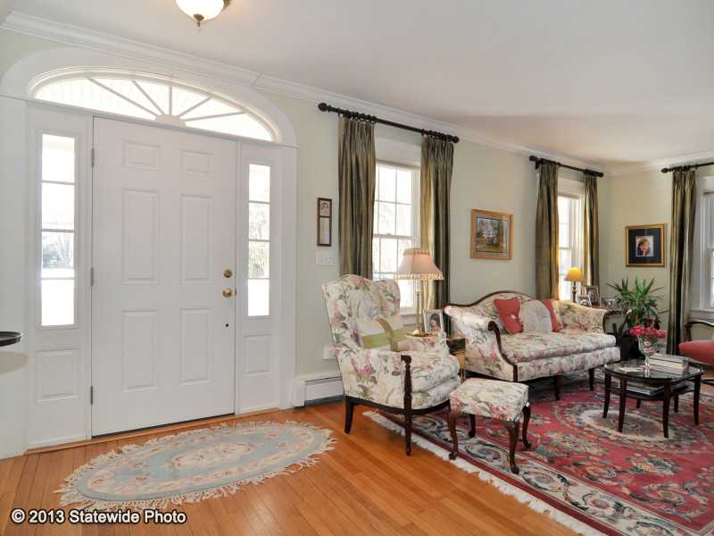 22 Chapin Road Barrington, RI 02806 - Photo 3 of 24 Entry.