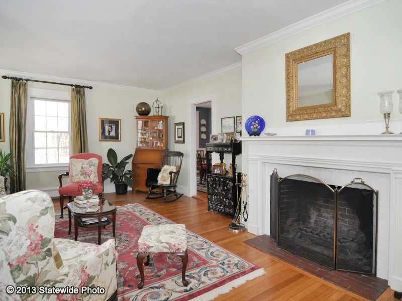 22 Chapin Road Barrington, RI 02806 - Photo 4 of 24 Living Room.