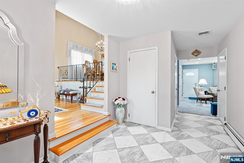 2 Violet Court Bergenfield, NJ 07621 - Photo 4 of 31