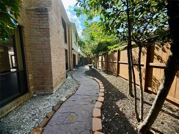 $2,500 | 8006 Oakwood Bend Drive, Houston, TX 77040