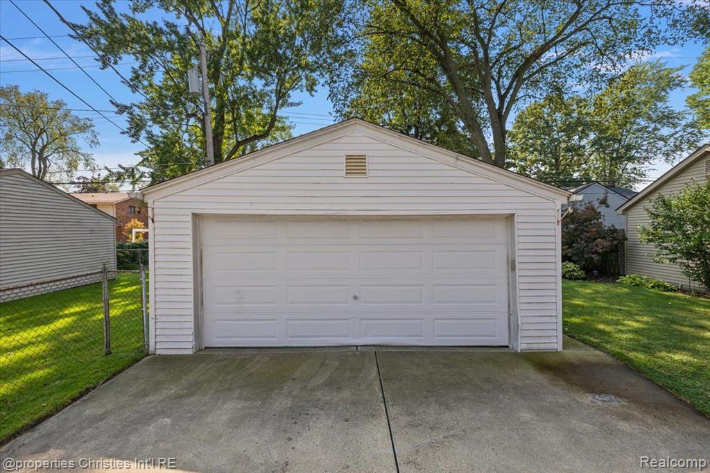 1683 Severn Road Grosse Pointe Woods, MI 48236 - Photo 39 of 47