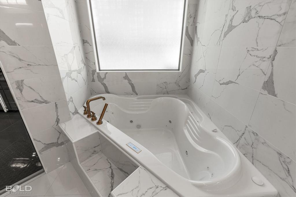 9480 McCain Road Shreveport, LA 71107 - Photo 20 of 40 a bathroom with a tub sink and vanity