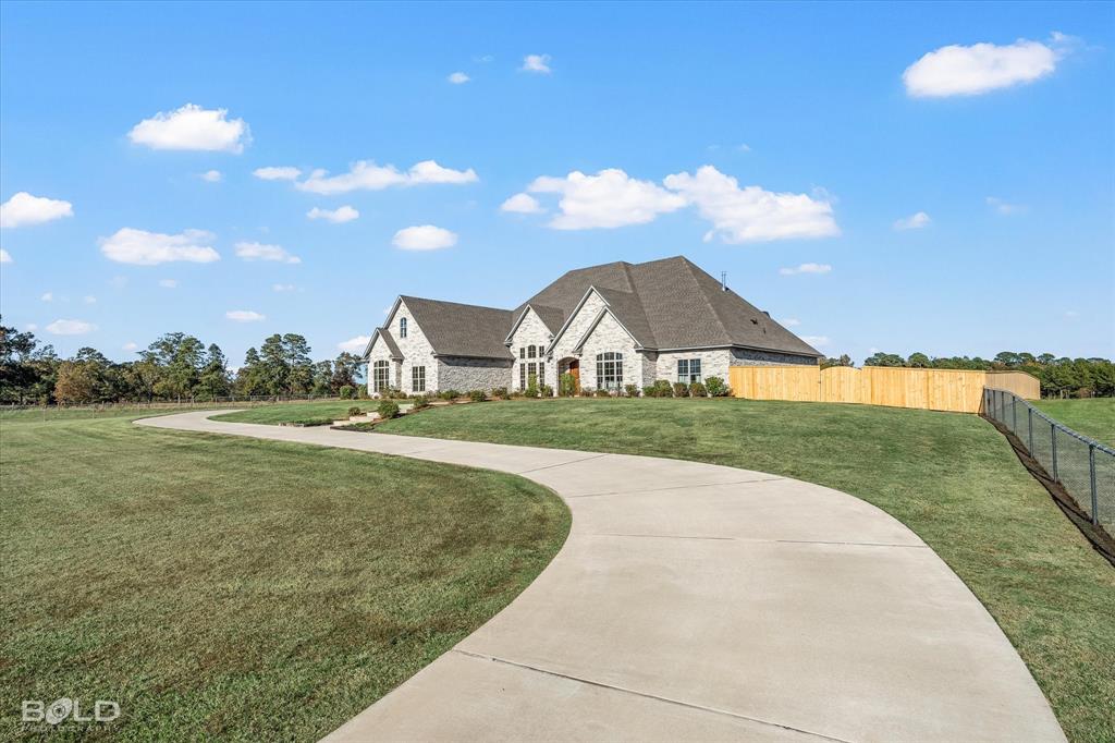 9480 McCain Road Shreveport, LA 71107 - Photo 2 of 40 a view of a garden