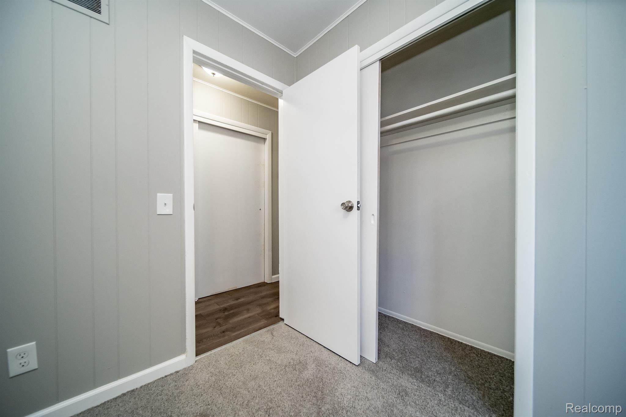 8233 Stephens Road Center Line, MI 48015 - Photo 39 of 48 Gallery Image 39