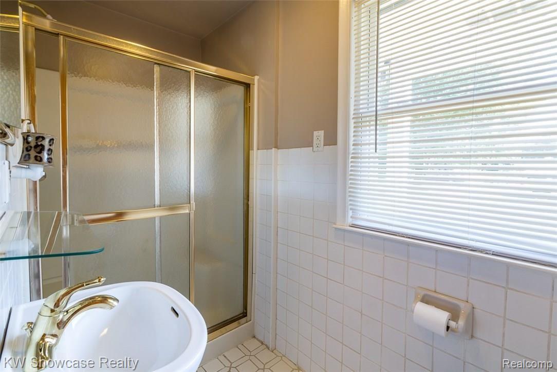 2584 Mcclintock Road Bloomfield Hills, MI 48302 - Photo 24 of 41 Full Bath 2