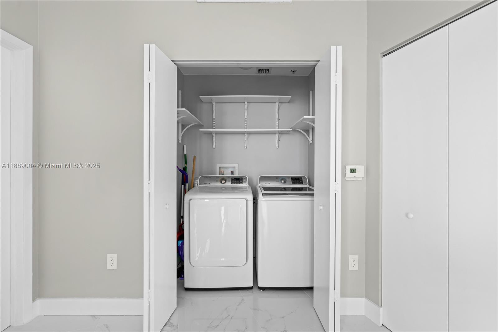 92 Southwest 3rd Street, Unit 5206 Miami, FL 33130 - Photo 14 of 21 a utility room with dryer and washer