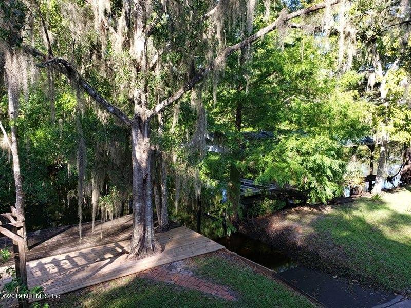 419 Marina Road Satsuma, FL 32189 - Photo 4 of 18 a view of a street with a tree