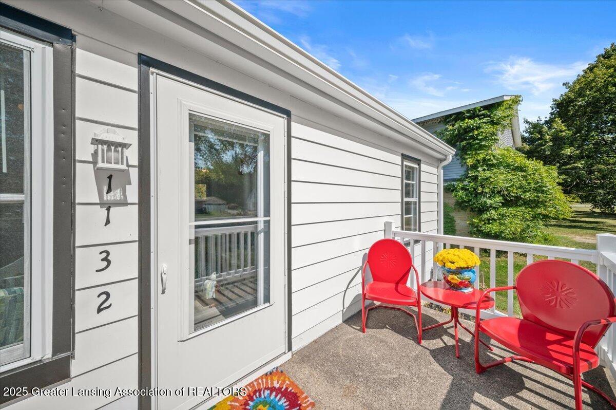 1132 West Valley Road Lansing, MI 48906 - Photo 4 of 26 Front Porch