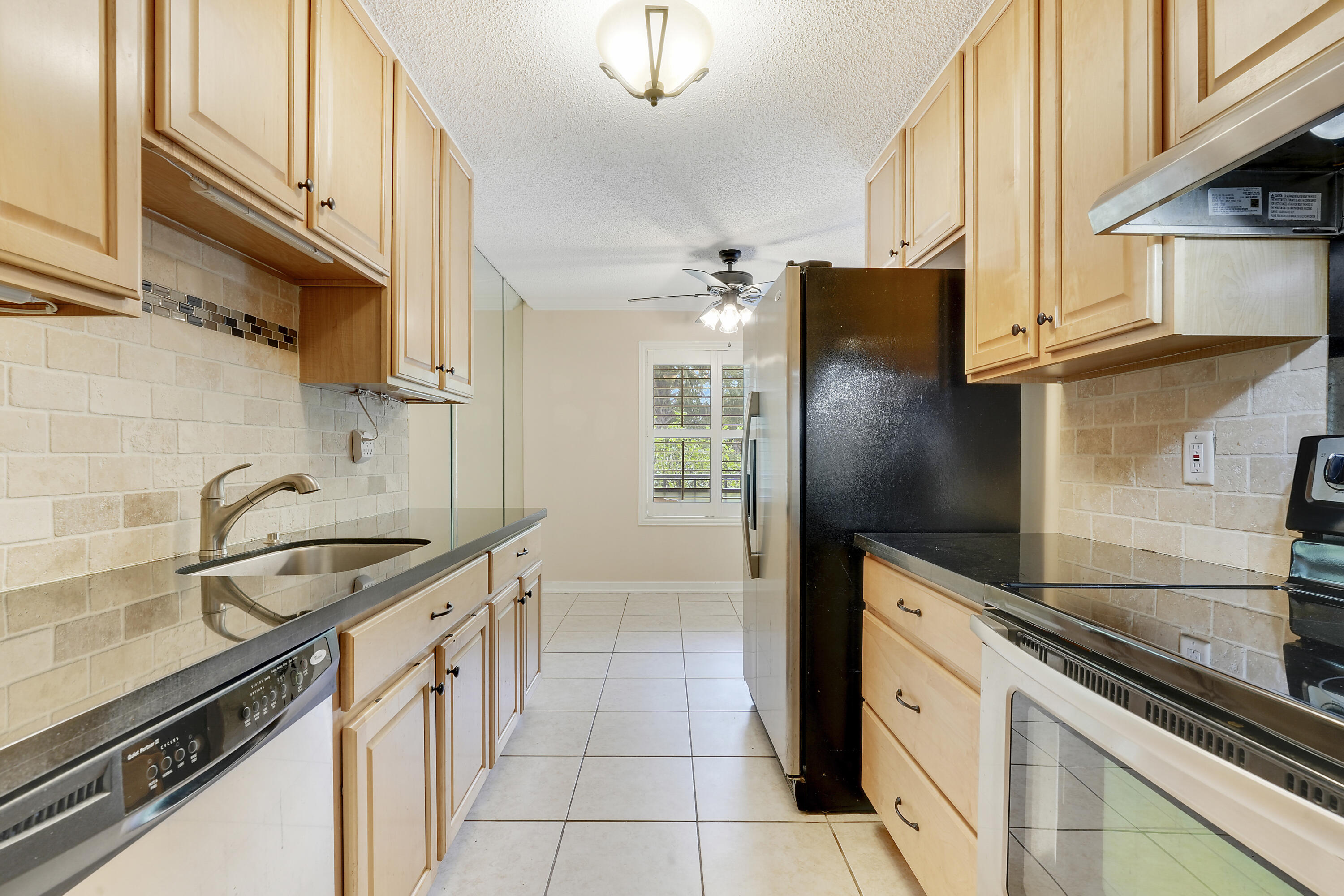 150 Pineview Road, Unit K4 Jupiter, FL 33469 - Photo 4 of 14 150 Pineview kitchen