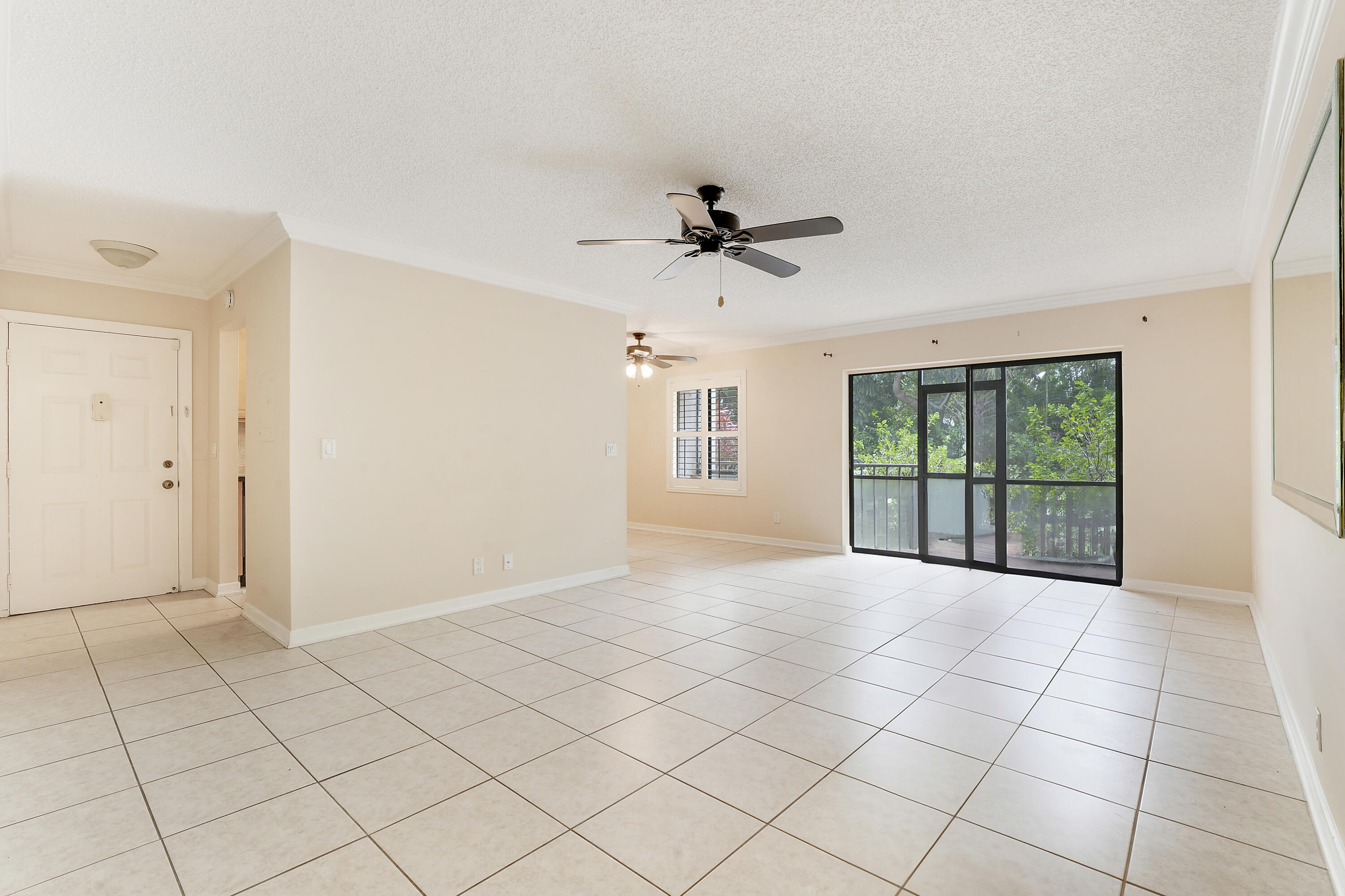 150 Pineview Road, Unit K4 Jupiter, FL 33469 - Photo 7 of 14 150 Pineview greatroom 2