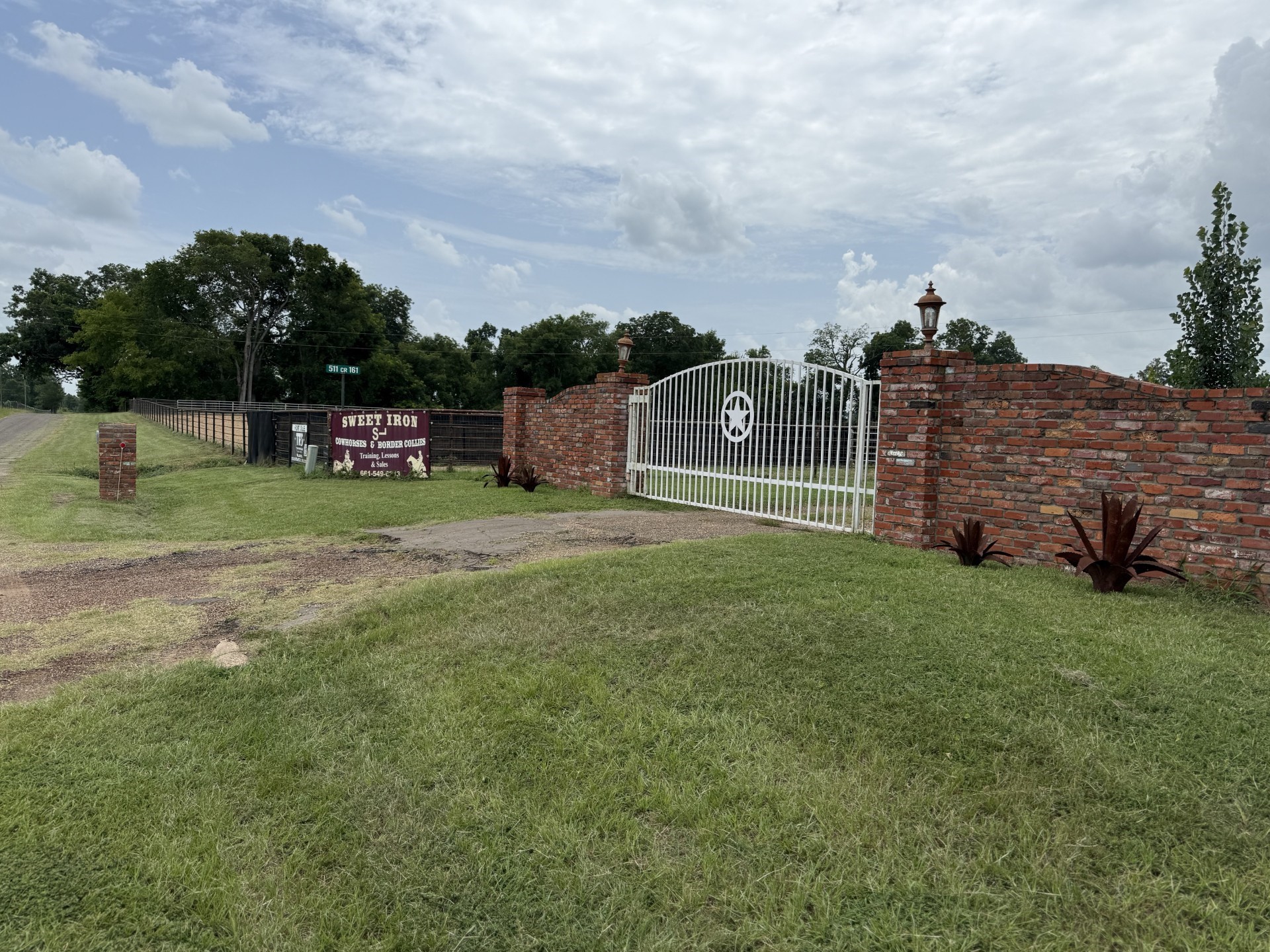 511 County Road 161 Long Branch, TX 75669 - Photo 2 of 32 a view of a garden