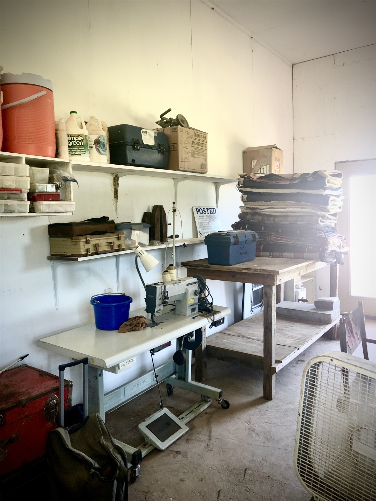511 County Road 161 Long Branch, TX 75669 - Photo 28 of 32 a living room with furniture and flat screen tv