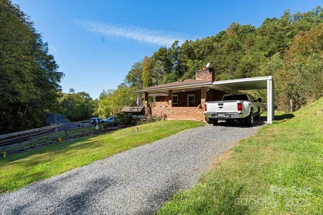 a view of a house with backyard and porch