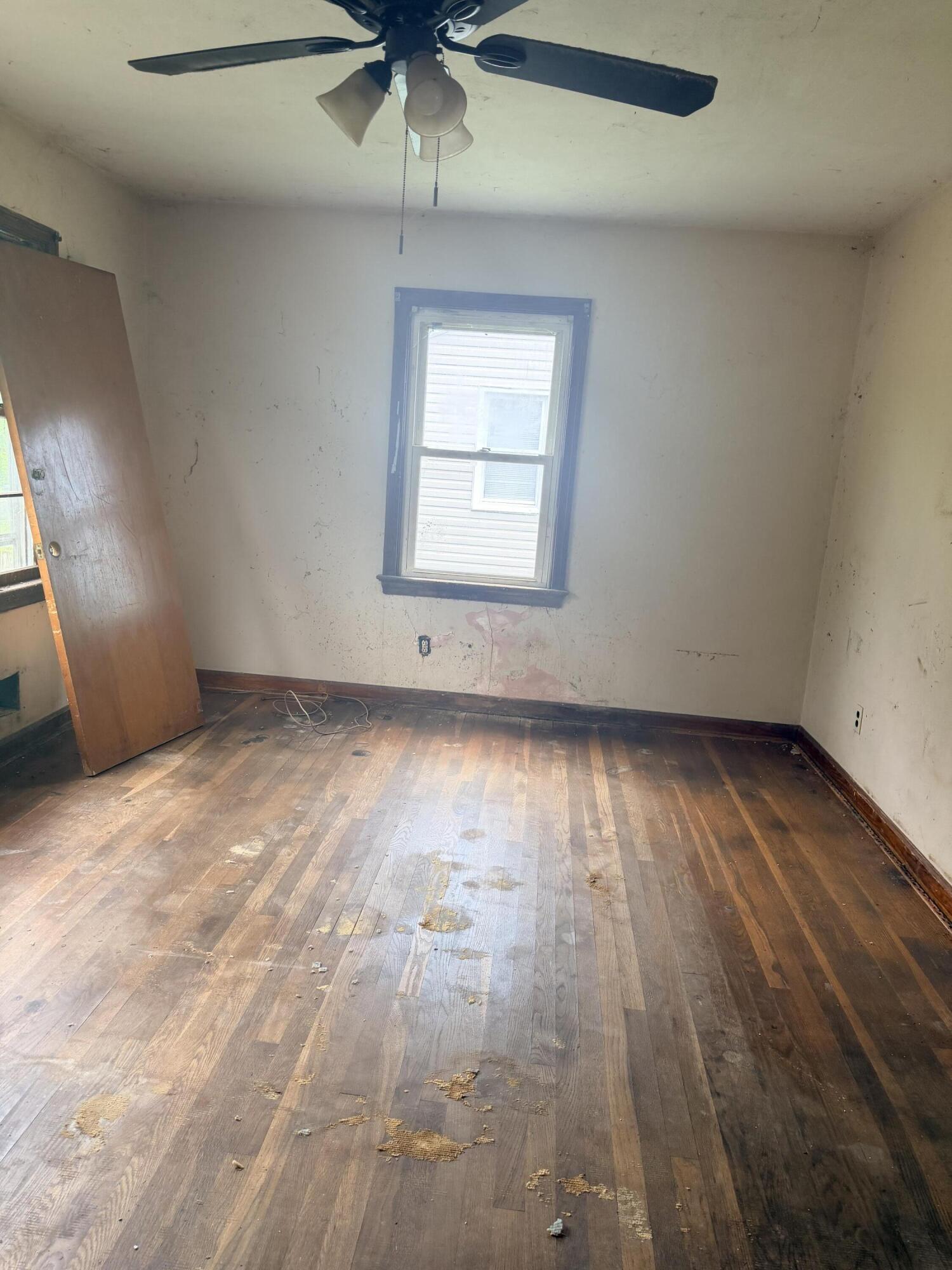 300 East Riverside Drive Salem, VA 24153 - Photo 7 of 11 an empty room with a window
