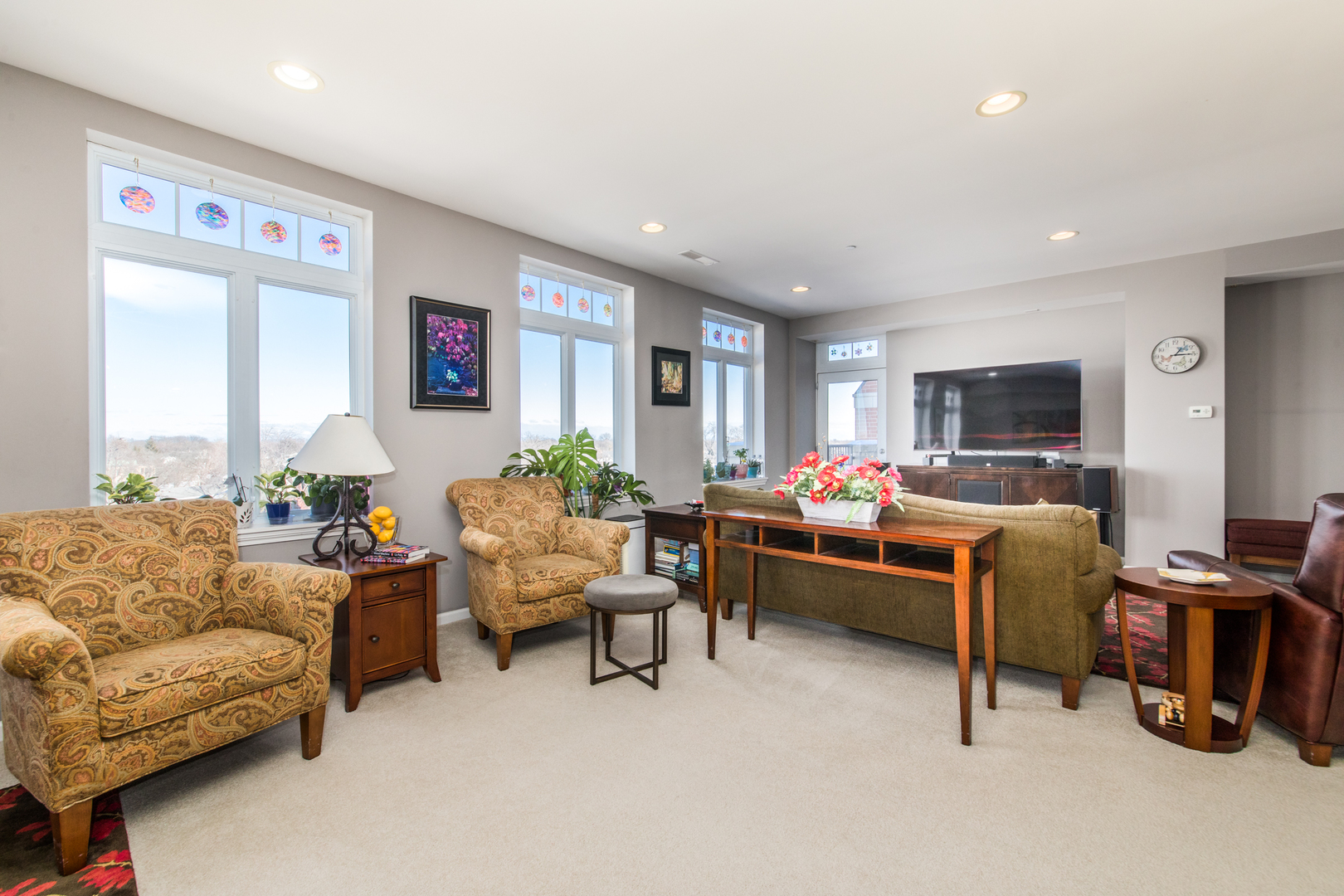 120 North Northwest Highway, Unit 506 Park Ridge, IL 60068 - Photo 3 of 20 a living room with furniture gym equipment and a flat screen tv