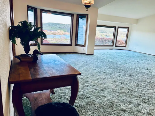 $1,149,999 | 1185 East Cleveland Avenue, Glenns Ferry, ID 83623