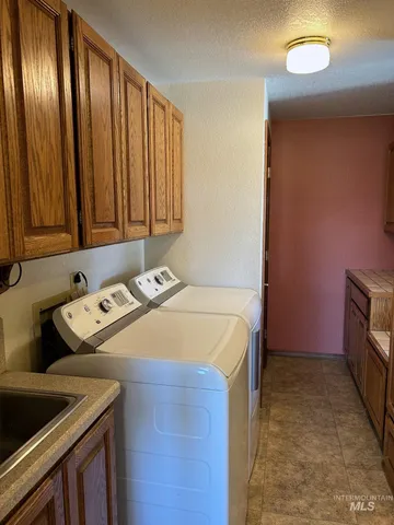 $1,149,999 | 1185 East Cleveland Avenue, Glenns Ferry, ID 83623