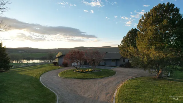 $1,149,999 | 1185 East Cleveland Avenue, Glenns Ferry, ID 83623