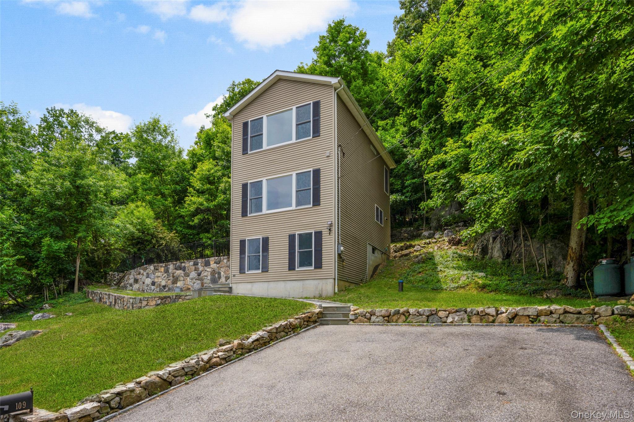 109 Tanglewylde Road Lake Peekskill, NY 10537 - Photo 4 of 35