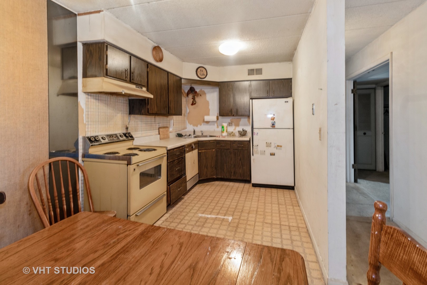 511 Timber Ridge Drive, Unit 304C Carol Stream, IL 60188 - Photo 4 of 12 a kitchen with stainless steel appliances a stove a sink and a refrigerator