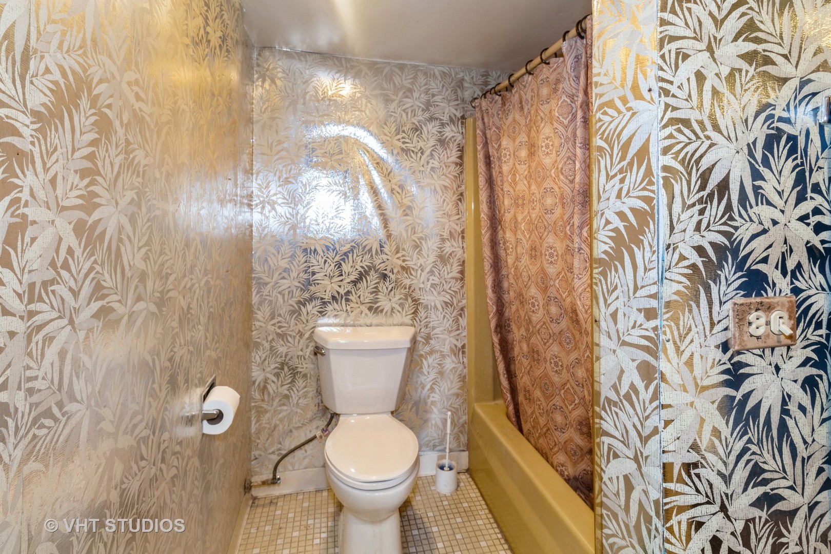 511 Timber Ridge Drive, Unit 304C Carol Stream, IL 60188 - Photo 7 of 12 a bathroom with a toilet and shower curtain