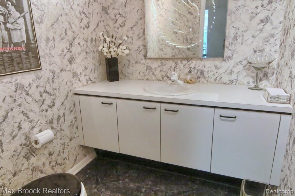 30030 High Valley Road Farmington Hills, MI 48331 - Photo 12 of 28