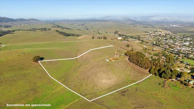 a view of a tennis court