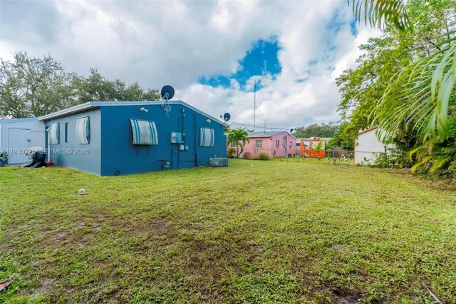 a view of a house with backyard and garden