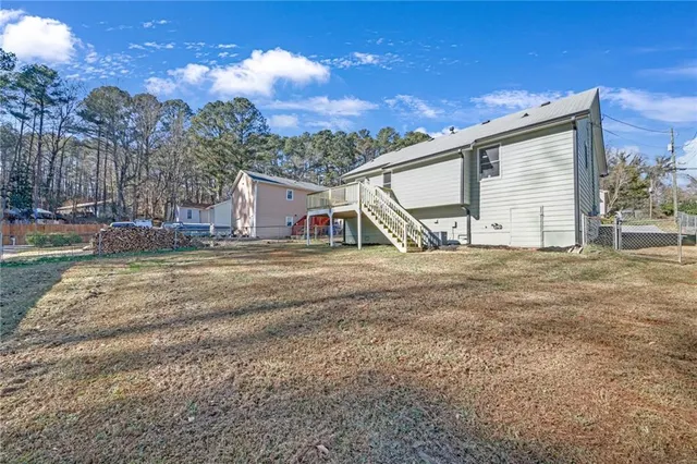 a view of backyard of the house