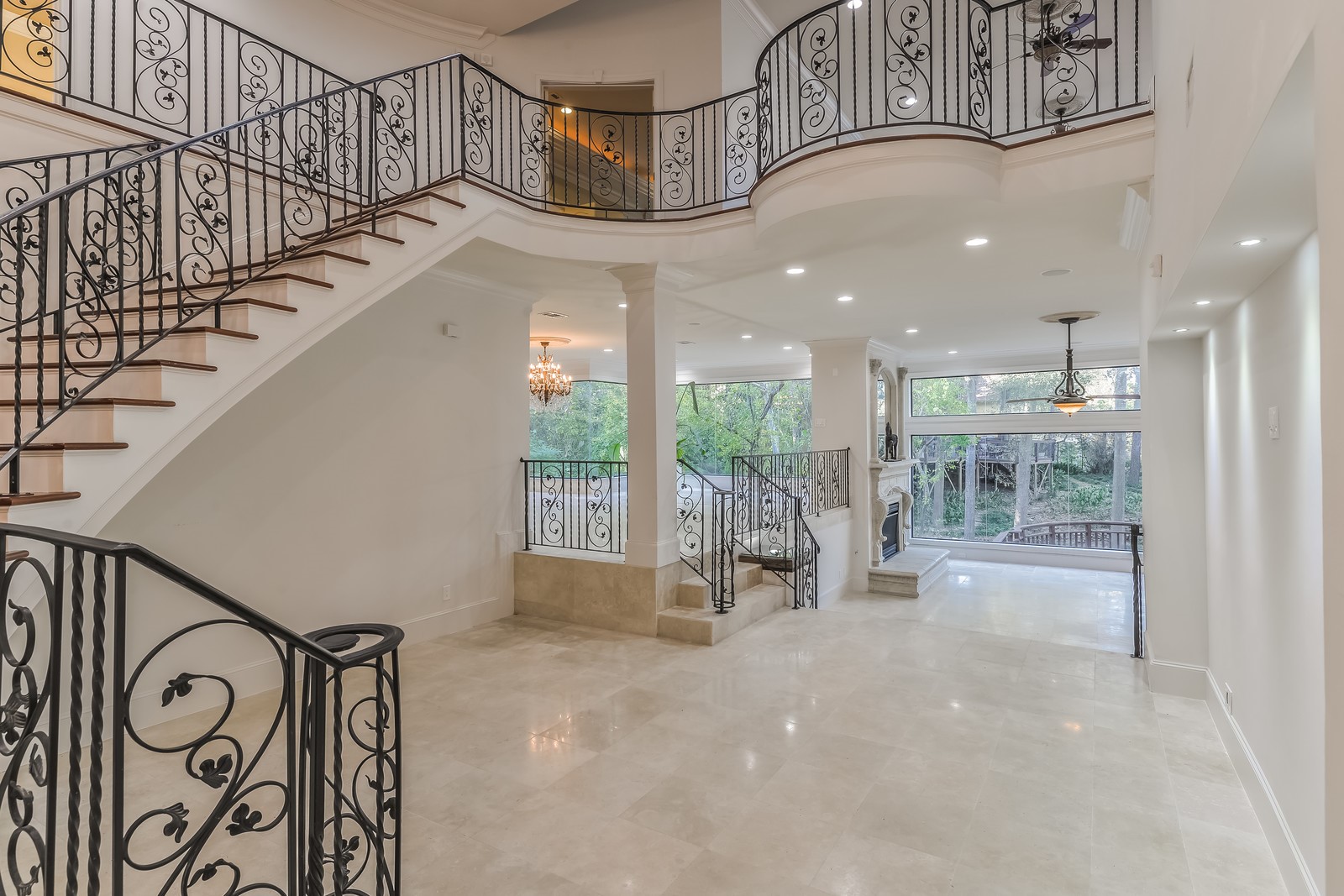15 West Shady Lane, Unit B Houston, TX 77063 - Photo 2 of 19 a view of entryway