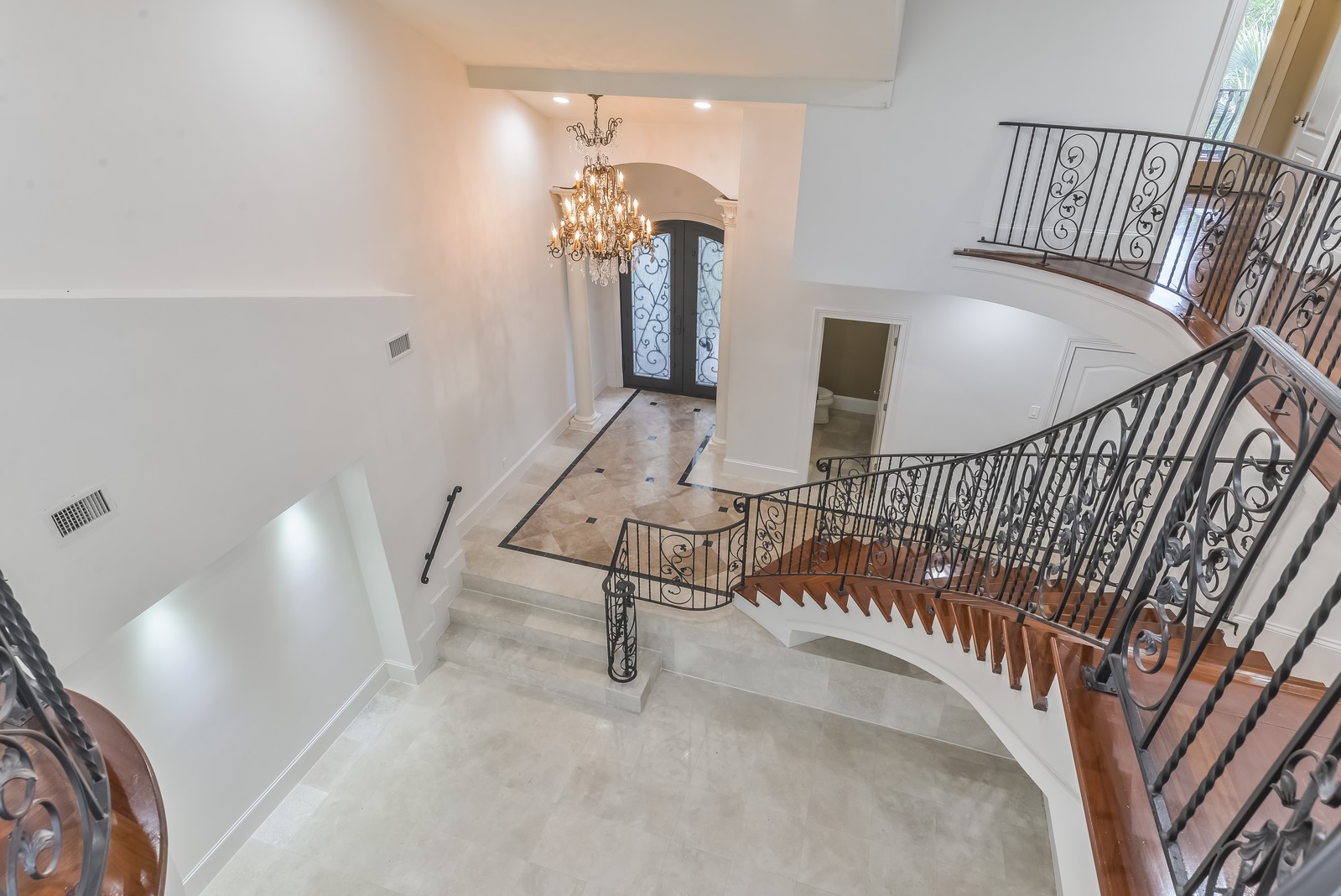 15 West Shady Lane, Unit B Houston, TX 77063 - Photo 4 of 19 a view of entryway and hall