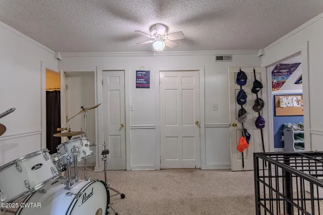 a view of entryway with livingroom