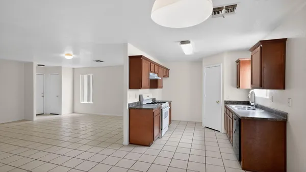 $2,095 | 7395 West San Miguel Avenue, Glendale, AZ 85303