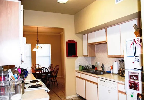$1,700 | 1345 Canyon Creek Circle, College Station, TX 77840