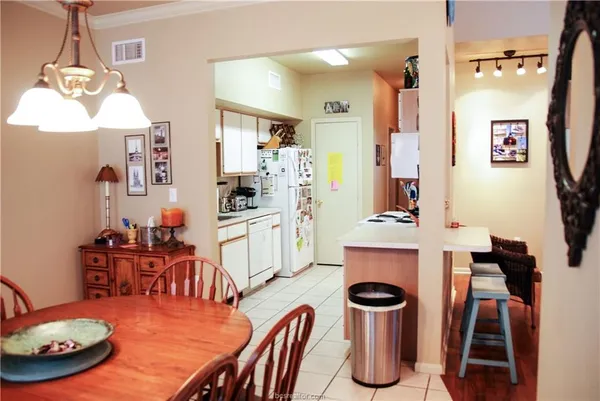 $1,700 | 1345 Canyon Creek Circle, College Station, TX 77840