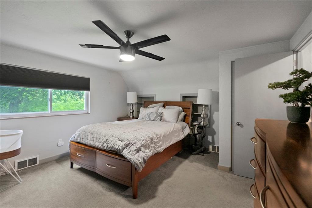36 Warriors Road Green Tree, PA 15220 - Photo 23 of 40 3rd Bedroom upstairs