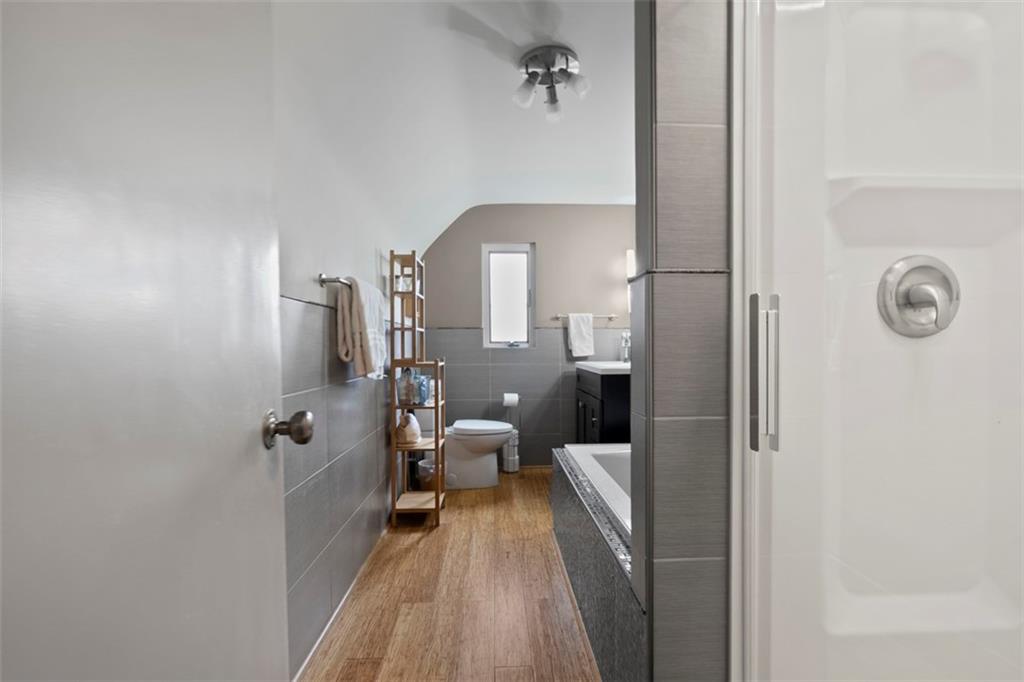 36 Warriors Road Green Tree, PA 15220 - Photo 24 of 40 2nd Full Bathroom- Upstairs