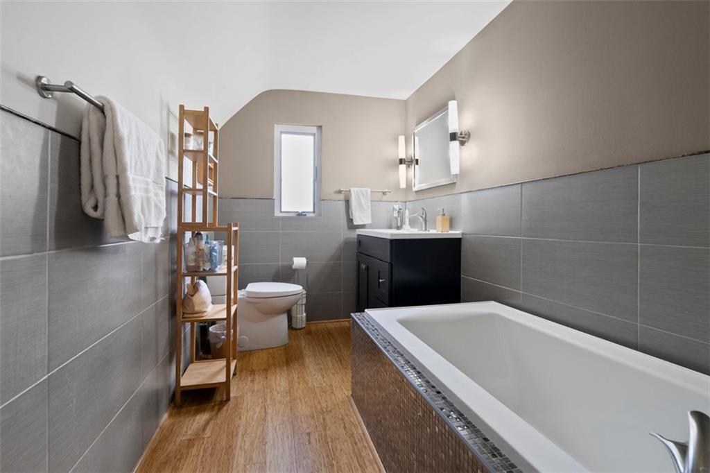 36 Warriors Road Green Tree, PA 15220 - Photo 25 of 40 2nd Full Bathroom- Upstairs