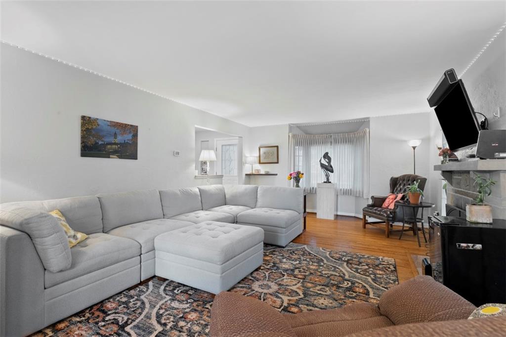 36 Warriors Road Green Tree, PA 15220 - Photo 4 of 40 Gallery Image 4
