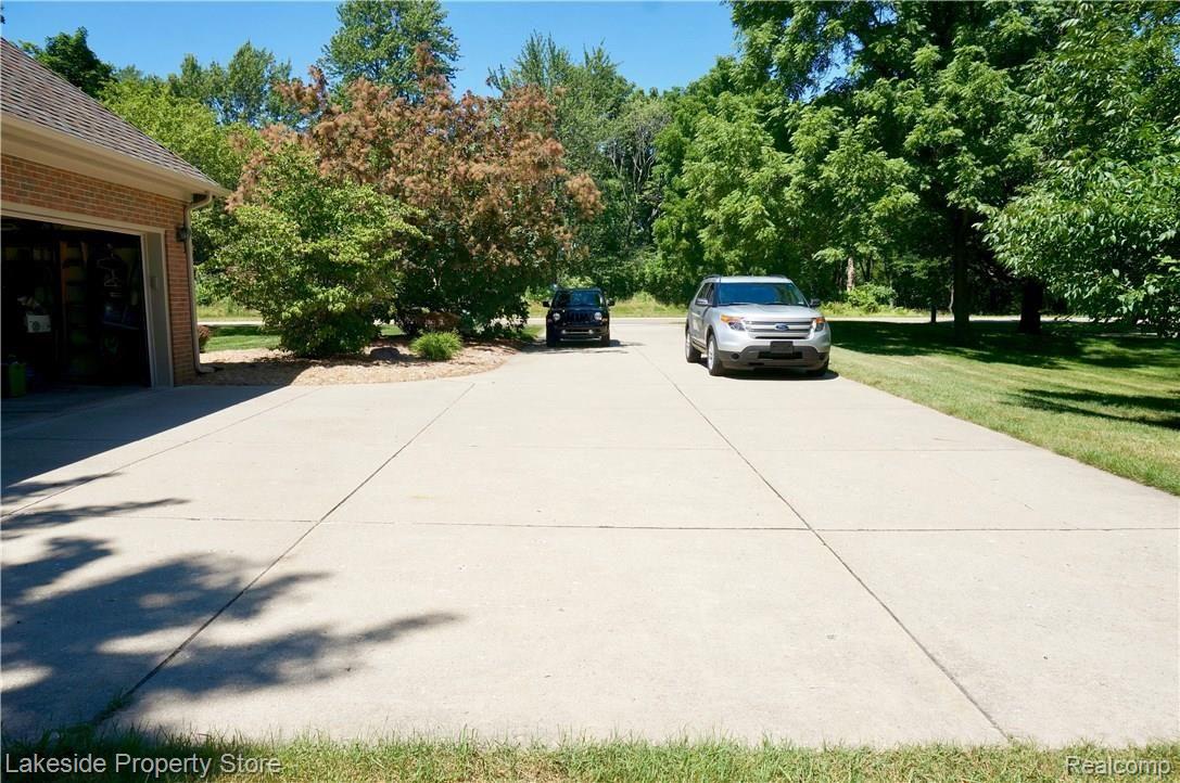 2869 West Avon Road Rochester, MI 48309 - Photo 5 of 47 Large Driveway - plenty of parking!