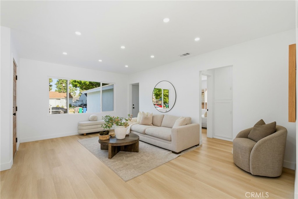 3516 Roxanne Avenue Long Beach, CA 90808 - Photo 4 of 32