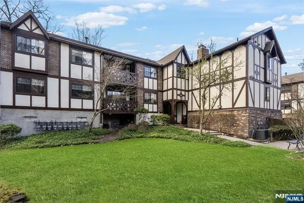 $475,000 | 2309 Hemingway Lane, Unit 2309, Mahwah, NJ 07430