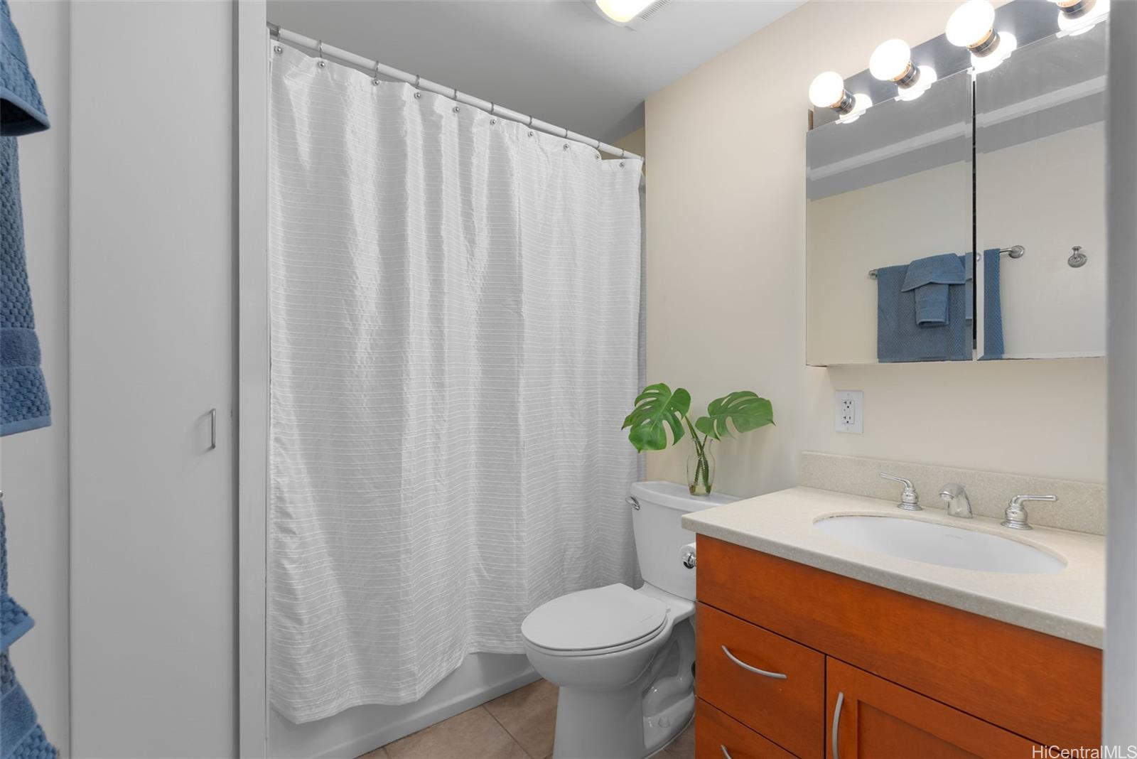 21 Craigside Place, Unit 8D Honolulu, HI 96817 - Photo 12 of 25 a bathroom with a sink toilet and shower
