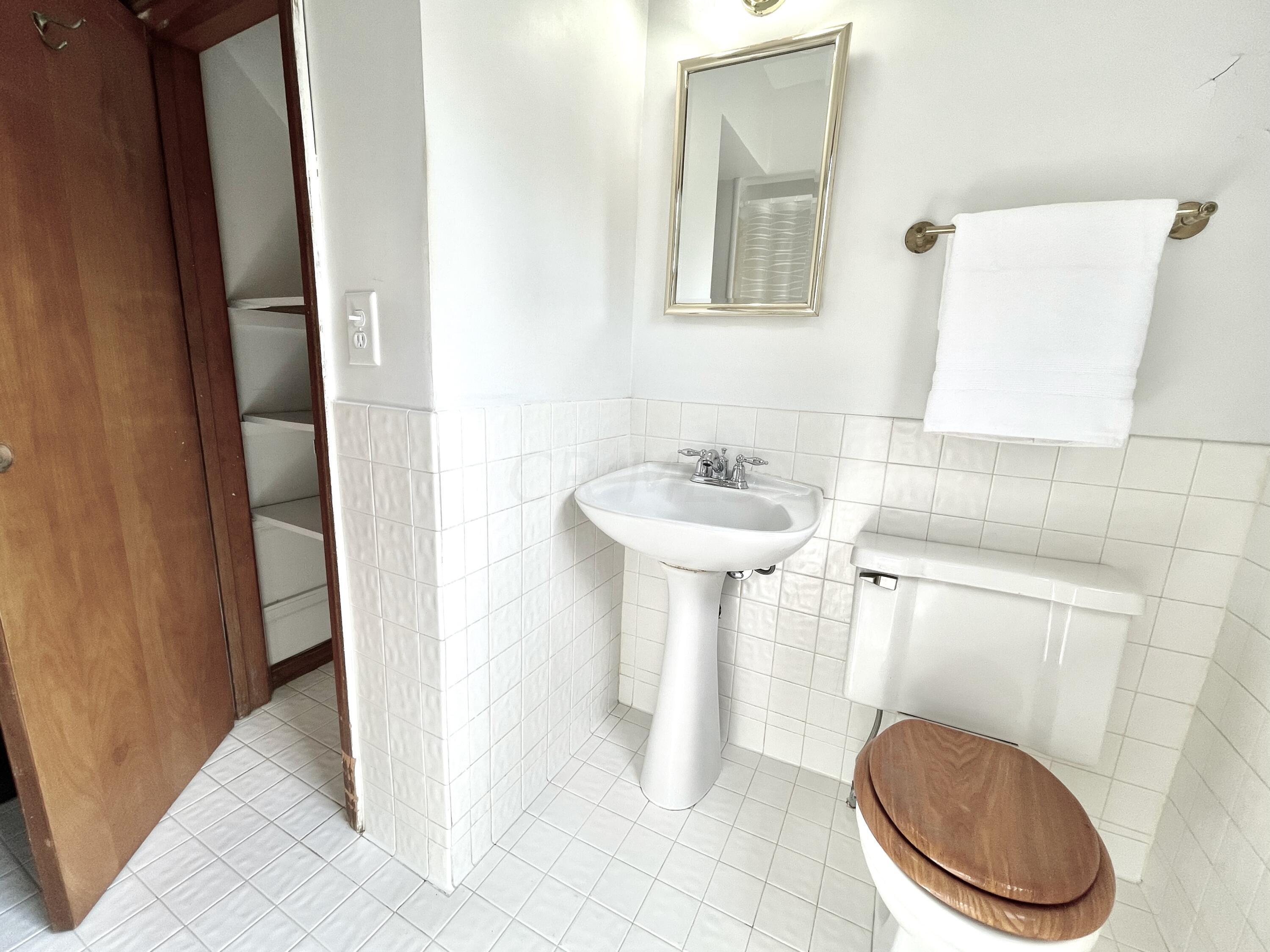 897 South Broadleigh Road Columbus, OH 43209 - Photo 18 of 46 Full Bath