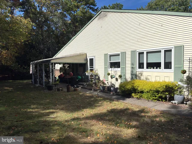 a view of a house with backyard